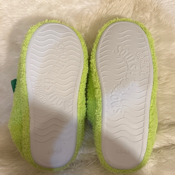 Adorable Squishmallow NWT smiley face slippers. Size youth 3.5-4.5 - Picture 3 of 6